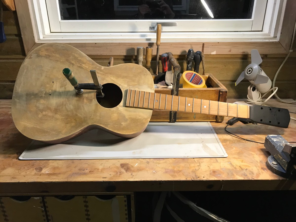 Parlor-Bluesgitarre für Bottleneck und Open Tuning – Eine&nbsp;Umbauanleitung